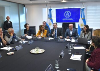 Reforma laboral: el Gobierno convocó a empresarios y a la CGT para discutir el artículo que penaliza con el despido con causa las protestas sindicales