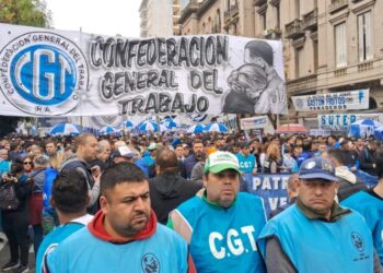 La CGT convoca a empresarios y gremios industriales para enfrentar la crisis productiva