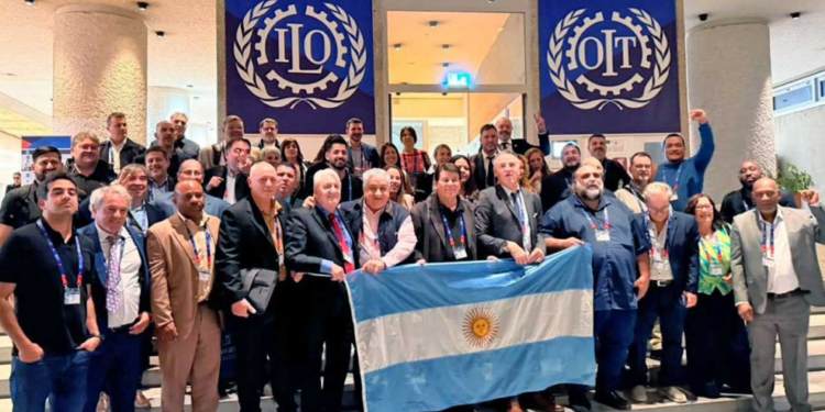 Abogados y gremios denunciaron ante la OIT al Gobierno por la reforma laboral y las sanciones sindicales mientras la CGT defendió el trabajo y la producción